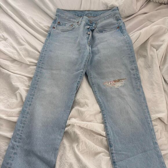 LEVI'S Distressed Straight 501 Sz 4 Women's Blue Jeans Flower MultiPatch Detail - Picture 1 of 2